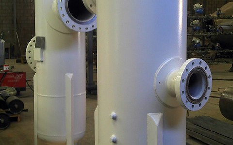 VASO DE PRESSÃO LANXESS
Peso: 840 Kg
Dimensões: ø 610 x 2.396,00
Normas: ASME XIII DIV. 1 / NR-13
Material: A-285 – C / A-36 / A-105
Ano de Fabricação: 2012