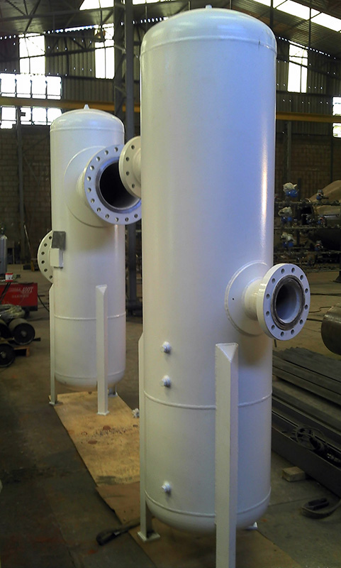 VASO DE PRESSÃO LANXESS
Peso: 840 Kg
Dimensões: ø 610 x 2.396,00
Normas: ASME XIII DIV. 1 / NR-13
Material: A-285 – C / A-36 / A-105
Ano de Fabricação: 2012