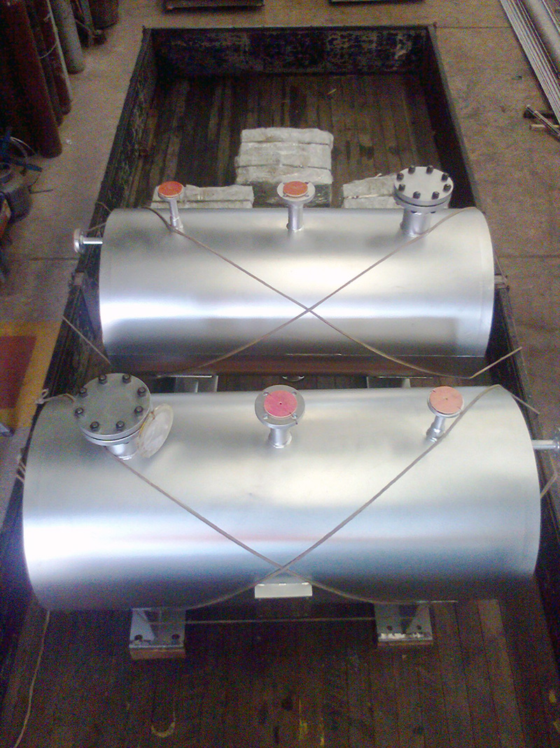 TANQUE DE ARMAZENAMENTO DE INIBIDOR DE CORROSÃO
Peso: 300 kg
Dimensões: ø 1030 mm
Normas: N-133
Material: A-36/ A-516 GR 60
Ano de Fabricação: 2006